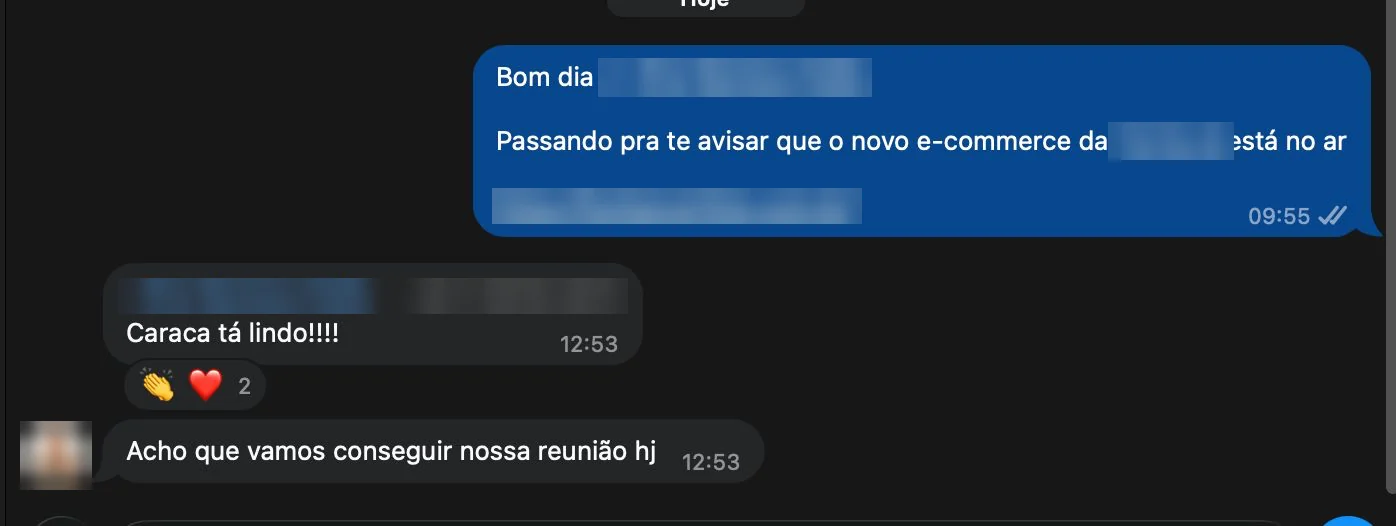 Print da conversa, com nomes e marca borrados: aviso de que o novo e-commerce está no ar e a resposta da cliente: Caraca tá lindo!!!!