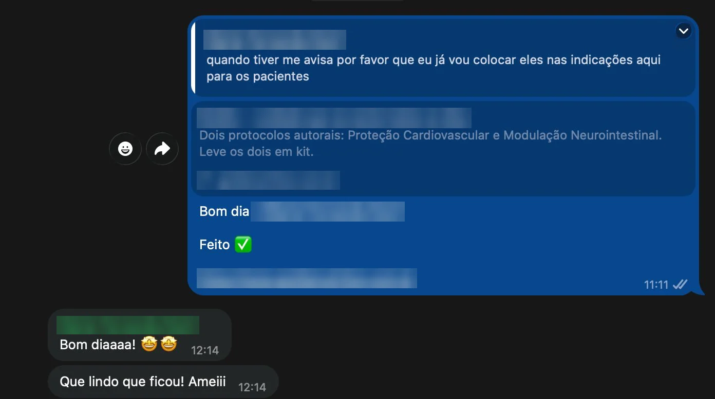 Print da conversa, com nomes e marca borrados: entrega do site e a resposta da cliente: Que lindo que ficou! Ameiii.